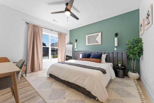 The Luxx - ALL NEW / 4 BD / Poolside / Hot Tub / Lake View