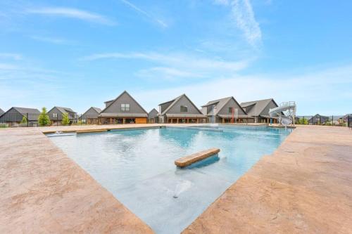 The Luxx - ALL NEW / 4 BD / Poolside / Hot Tub / Lake View