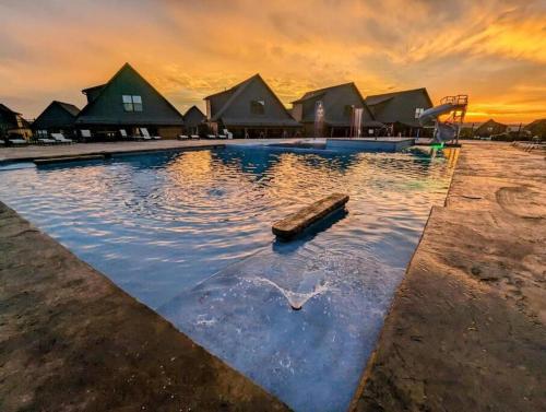 The Luxx - ALL NEW / 4 BD / Poolside / Hot Tub / Lake View