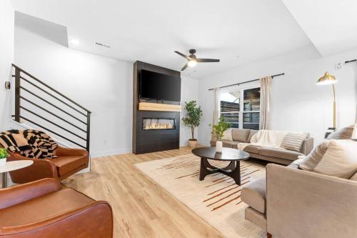 The Luxx - ALL NEW / 4 BD / Poolside / Hot Tub / Lake View