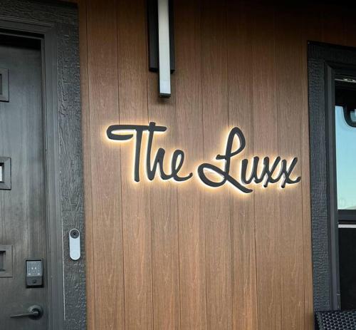 The Luxx - ALL NEW / 4 BD / Poolside / Hot Tub / Lake View