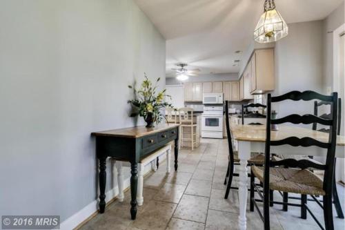 ห้องครัว, 5BR Retreat Nature and Access Laurel MD in ลอเรล (MD)