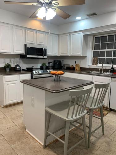 5BR Retreat Nature and Access Laurel MD 5BR Retreat Nature and Access Laurel MD