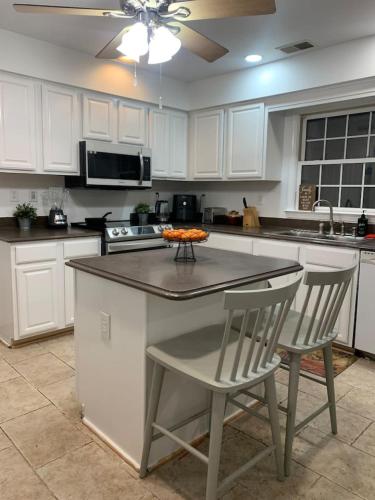 5BR Retreat Nature and Access Laurel MD 5BR Retreat Nature and Access Laurel MD