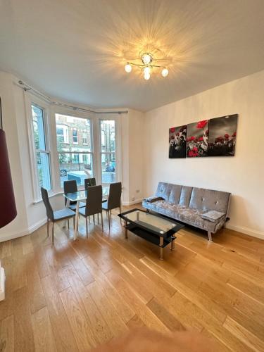2 Bedroom & Living Room Apartment In Paddington