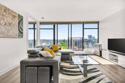 Central Luxury Apartment with Best City Views! - Tap to explore photos