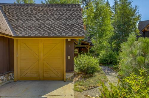 Tamarack Ski Resort Townhome - Elegant couple's retreat - Path to chairlift - Golf - image 7