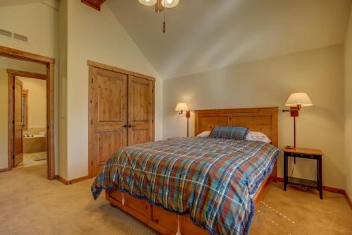 Tamarack Ski Resort Townhome - Elegant couple's retreat - Path to chairlift - Golf - image 2