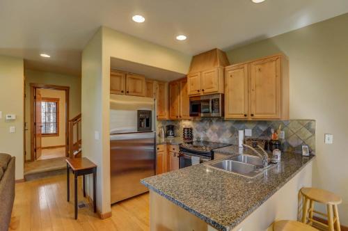 Tamarack Ski Resort Townhome - Elegant couple's retreat - Path to chairlift - Golf - image 6