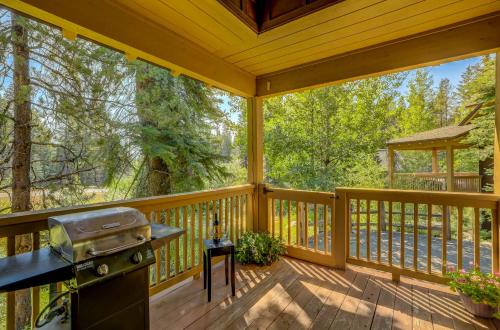 Tamarack Ski Resort Townhome - Elegant couple's retreat - Path to chairlift - Golf - image 4