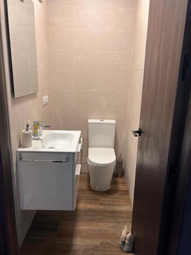 One-Bedroom Apartment image 4