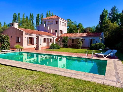 Casona Medrano, con piscina en Chacras de Coria!