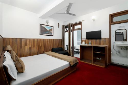 1 king bed, 1 sofa bed