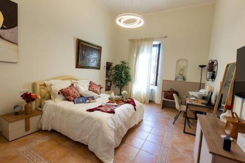 RosaM Suite - Via Veneto 15 min walk from Spanish Steps Top Floor Luxury Apartment