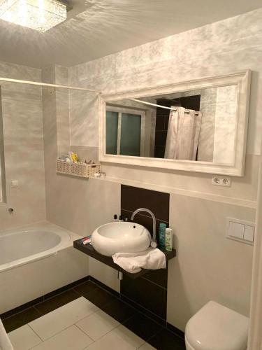 Ganzes Haus mit 3 Zimmern an der Messe Hannover - inclusive Parking - Entire House at Hanover Fairground - Wifi - Homeoffice, Hannover (Foto 10)