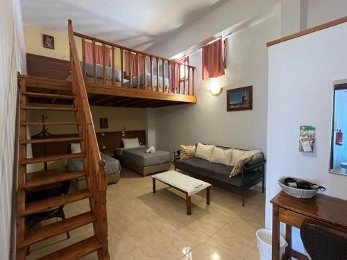 Quadruple Room image 5