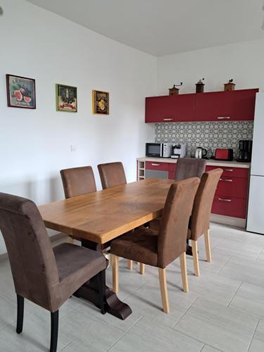 MAISON LONGERE LES CAMELIAS in Vinneuf