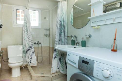 Modern 2 Bd Kipseli Hideaway Patio Apt - image 3