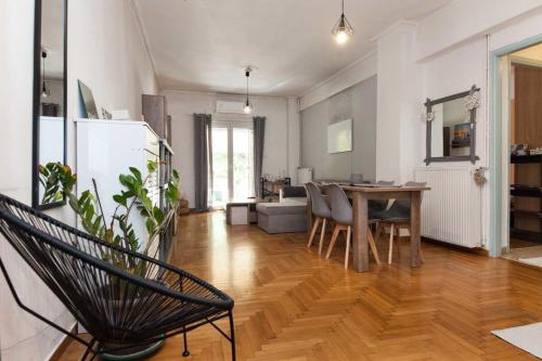 Modern 2 Bd Kipseli Hideaway Patio Apt - image 4