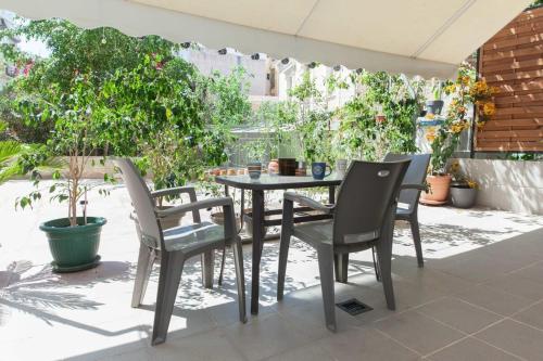 Modern 2 Bd Kipseli Hideaway Patio Apt - image 5