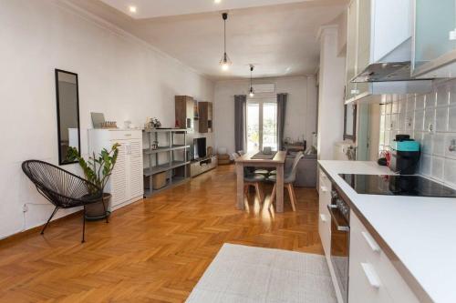 Modern 2 Bd Kipseli Hideaway Patio Apt - image 7