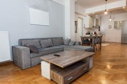 Modern 2 Bd Kipseli Hideaway Patio Apt - image 8