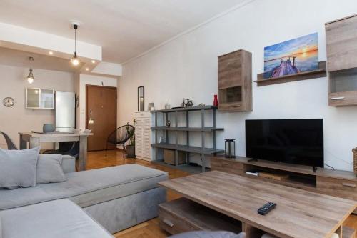 Modern 2 Bd Kipseli Hideaway Patio Apt - image 9