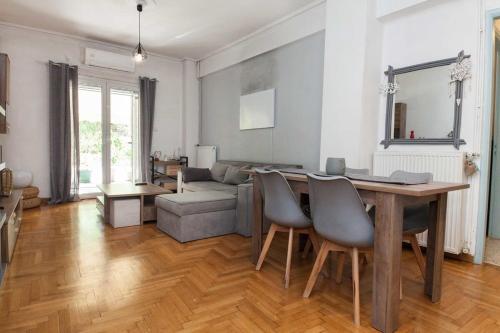 Modern 2 Bd Kipseli Hideaway Patio Apt - image 10