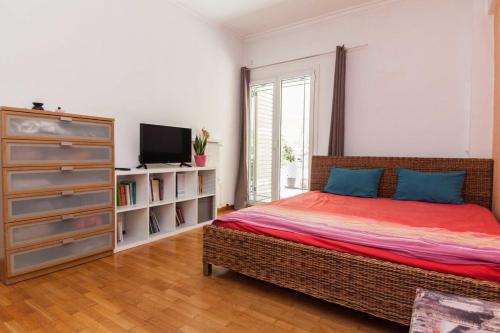 Modern 2 Bd Kipseli Hideaway Patio Apt - image 12