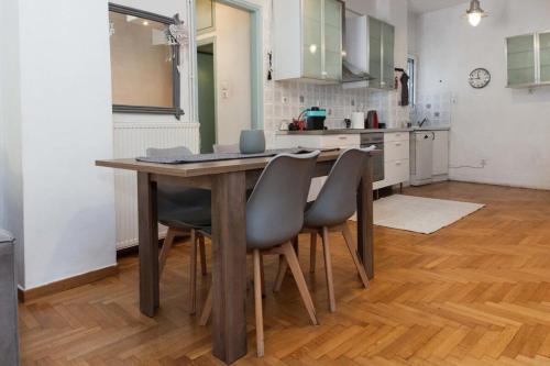 Modern 2 Bd Kipseli Hideaway Patio Apt - image 14