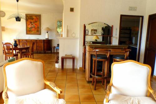 Nice family house with swimming pool in Ollioules