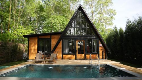 2 bedrooms, 5 beds