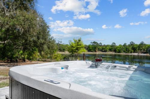 Lakefront Escape-Hot Tub-FirePit-Rural Retreat in Melrose, USA