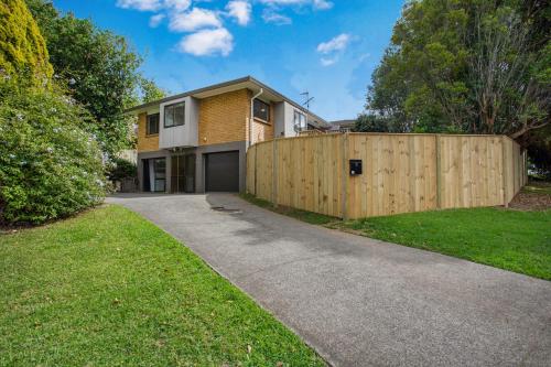 المنظر الخارجي, Sunnyside Townhouse with Rumpus, Parking and Deck in هالف مون باي