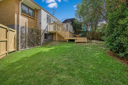 حديقة, Sunnyside Townhouse with Rumpus, Parking and Deck in هالف مون باي