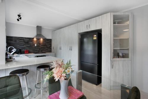 مطبخ, Sunnyside Townhouse with Rumpus, Parking and Deck in هالف مون باي