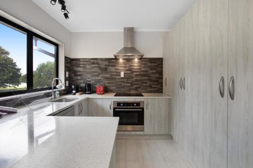 مطبخ, Sunnyside Townhouse with Rumpus, Parking and Deck in هالف مون باي