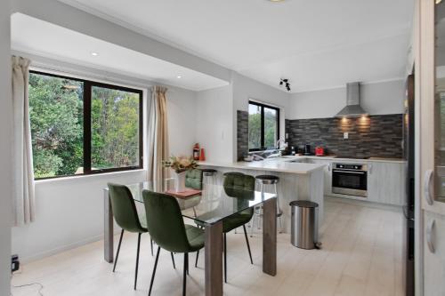 المرافق, Sunnyside Townhouse with Rumpus, Parking and Deck in هالف مون باي