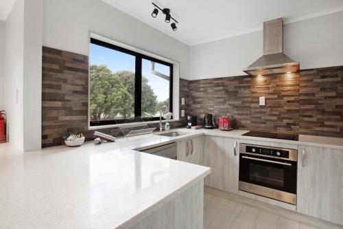 مطبخ, Sunnyside Townhouse with Rumpus, Parking and Deck in هالف مون باي