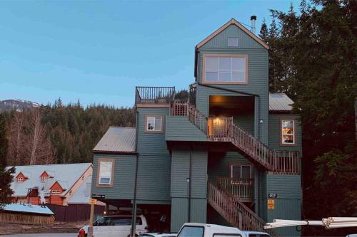 Ski nest 5m to Creekside Gondola in Whistler, Canada