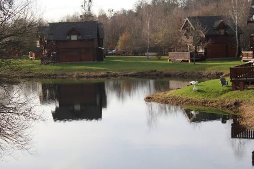 Private Estate Lake Lodge-Cabin Near River Thames