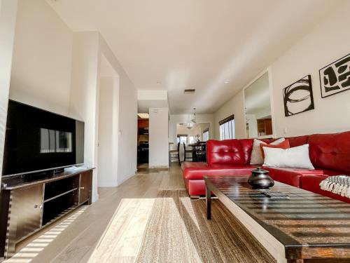 *WEHO/Beverly Hills* Luxury 2BD/2.5BA + Balconies in Los Angeles, USA