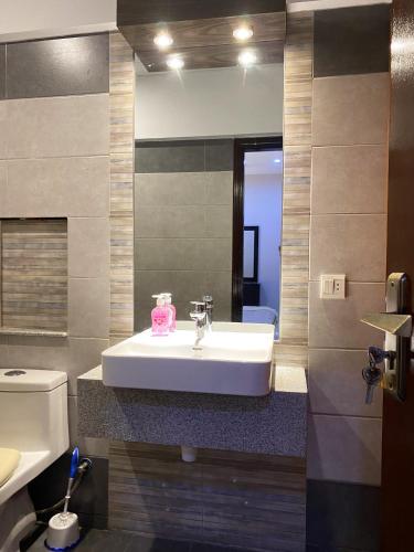 Furnished luxury Vacation Apartment in DHA Phase 8 - image 2