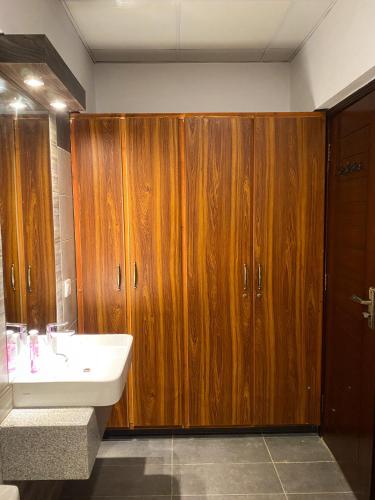 Furnished luxury Vacation Apartment in DHA Phase 8 - image 2