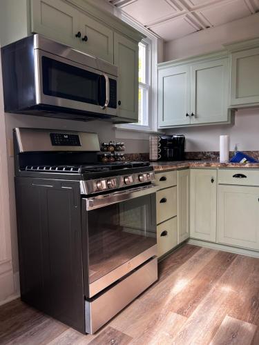 The Miller Guesthouse 214 in Millersburg, USA