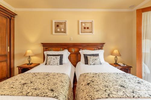 Deluxe Room with Balcony image 6