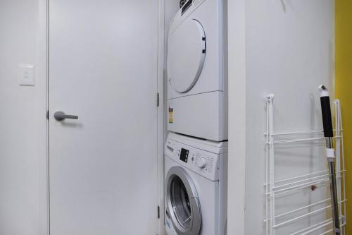 Skyline Serenade Apt with SkyCity View and Parking, Окленд (фото 5)