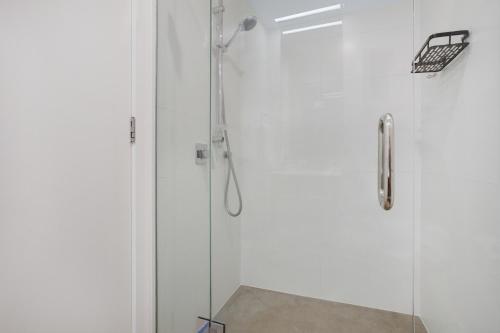 Skyline Serenade Apt with SkyCity View and Parking, Окленд (фото 10)