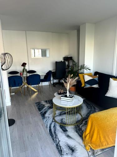 Chambre privée ds Appartement Design et Confort refait à neuf PROCHE de PARIS, la DEFENSE et VERSAILLES - Pension de famille - Rueil-Malmaison