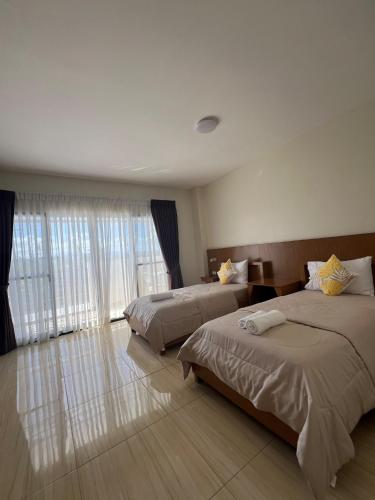 2 twin beds
